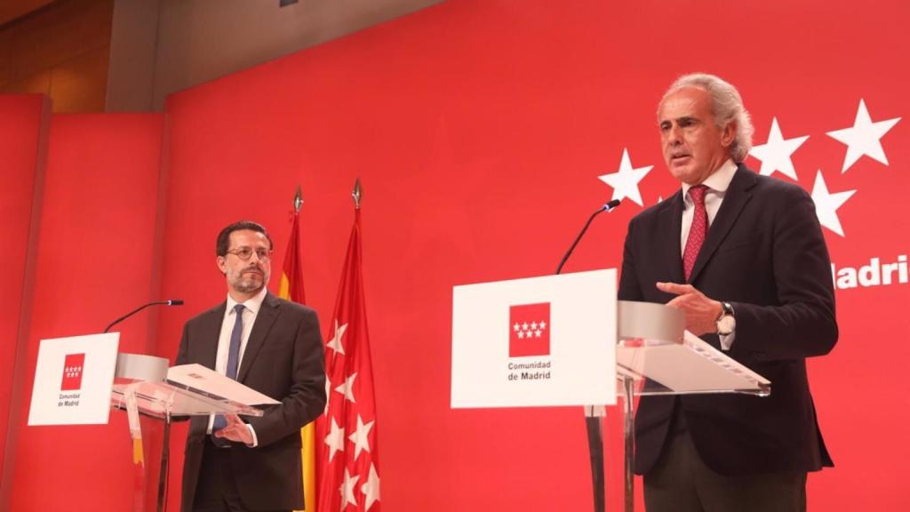 Javier Fernández Lasquetty, consejero madrileño de Hacienda, y Enrique Ruiz Escudero, de Sanidad.
