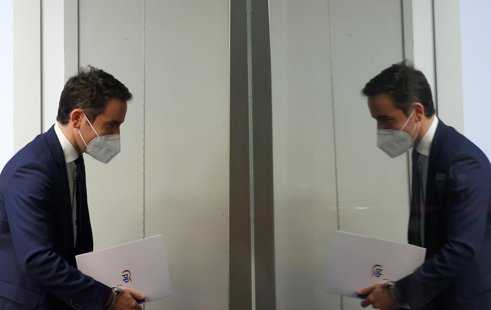 Teodoro García Egea, secretario general del PP, abandona la sala de prensa de Génova.