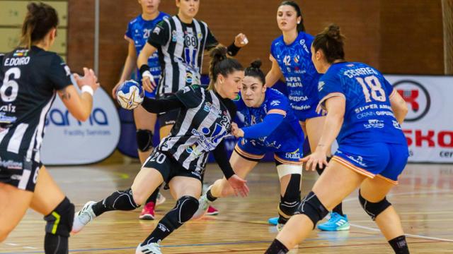 Sole López trata de marcharse de la marca de una jugadora del Bera Bera.