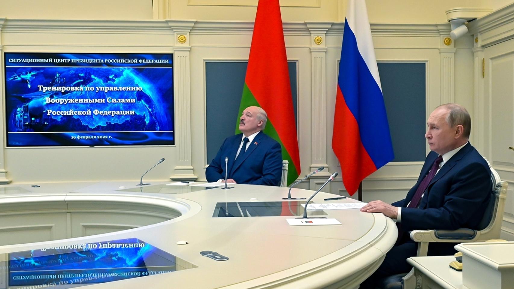 Vladimir Putin y el presidente de Bielorrusia Alexander Lukashenko ven ejercicios militares en Moscú hoy. AP
