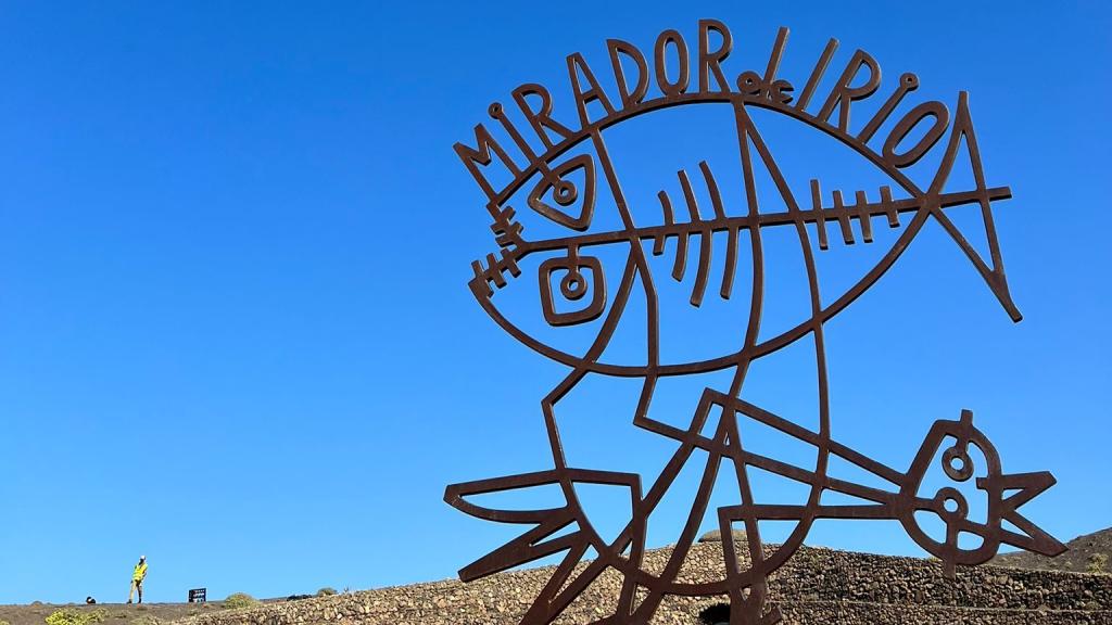 Logotipo sobre el cielo de Lanzarote, en El Mirador del Rio.