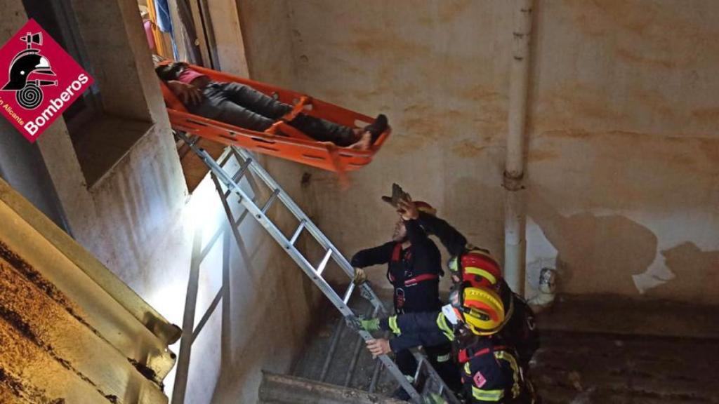 Imagen del rescate de un joven que cayó por un patio de luces en Novelda.