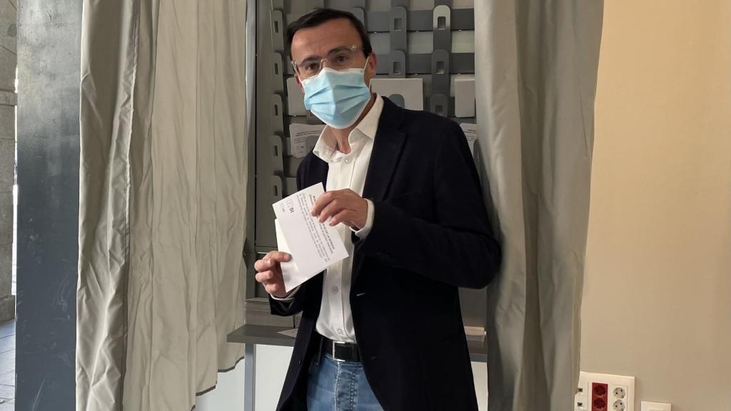Miguel Ángel Gallardo muestra su papeleta con el sí.