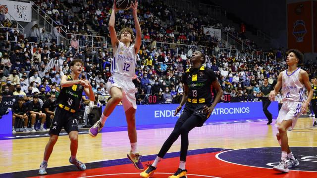 Zurita, jugador de la cantera del Real Madrid, atacando en la MInicopa