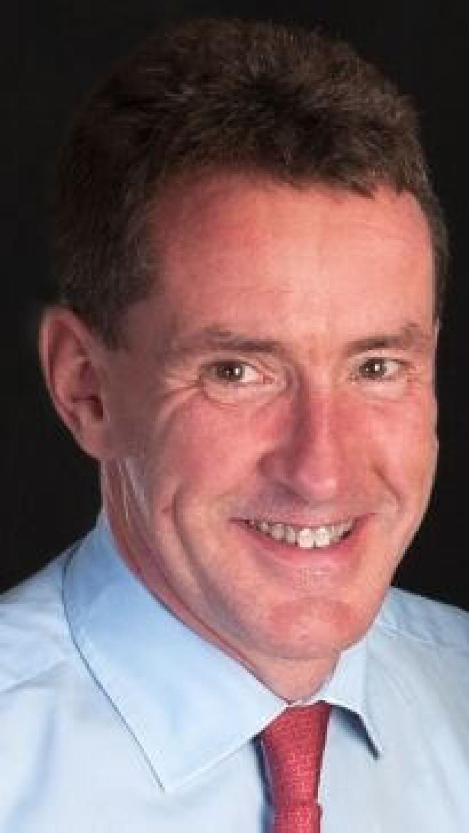 Profesor Sir Huw Thomas en una imagen oficial del hospital donde trabaja.