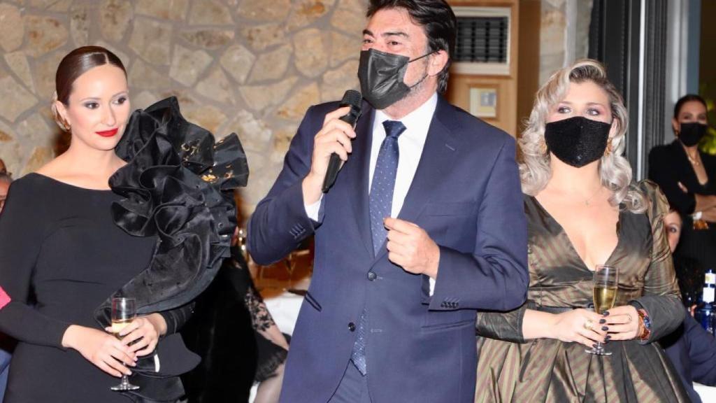 La Bellea del Foc, Marina Niceto, junto al alcalde de Alicante, Luis Barcala, y la vicealcaldesa, Mari Carmen Sánchez.