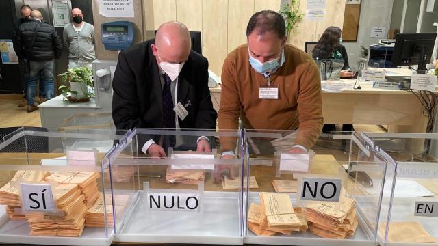 Recuento de los votos en Don Benito.