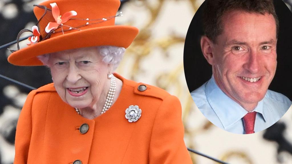 La reina de Inglaterra, Isabel II, junto a su médico personal, Sir Huw Thomas, en montaje de EL ESPAÑOL.
