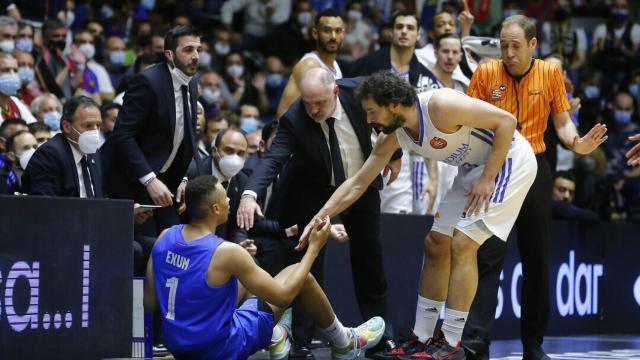 Sergio Llull y Pablo Laso levantando a Exum (FC Barcelona) del suelo