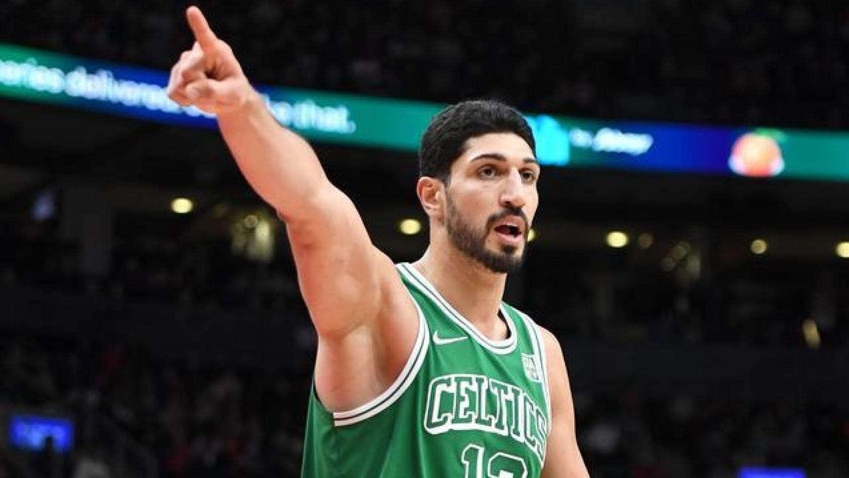 Enes Kanter durante un partido con los Boston Celtics