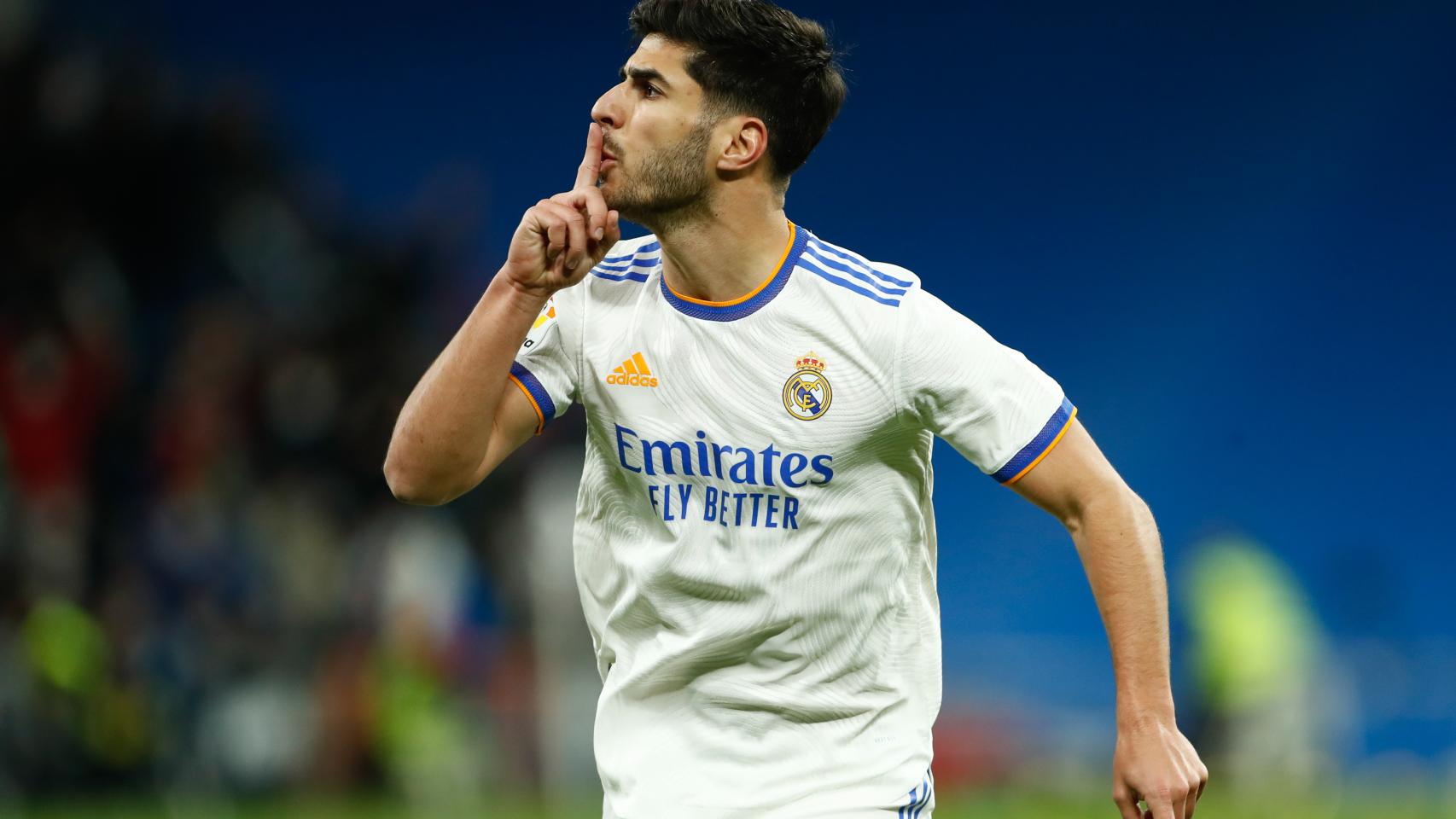 Marco Asensio mandando callar tras algunos pitos en el Santiago Bernabéu