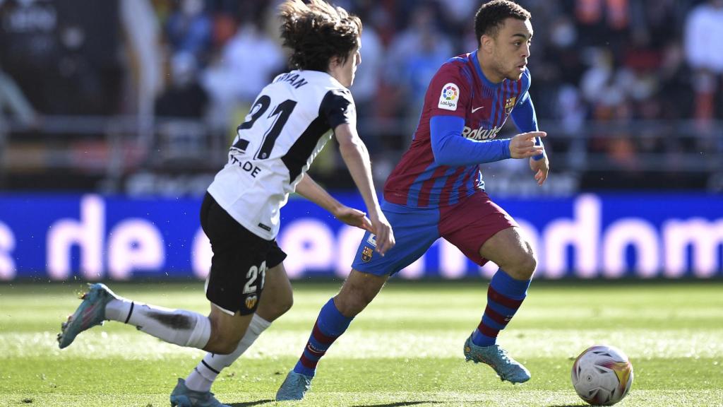 Sergiño Dest, en acción con Bryan Gil