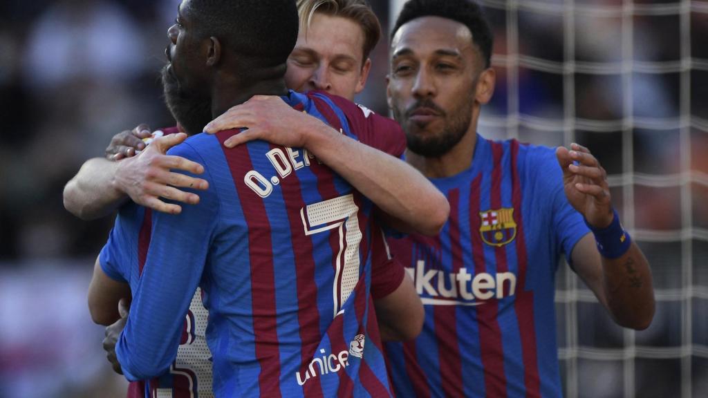 Piña de los jugadores del Barcelona para celebrar el gol de Frenkie de Jong