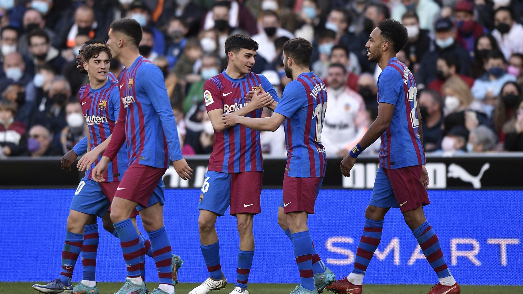 Los jugadores del Barcelona celebran un gol de Pedri