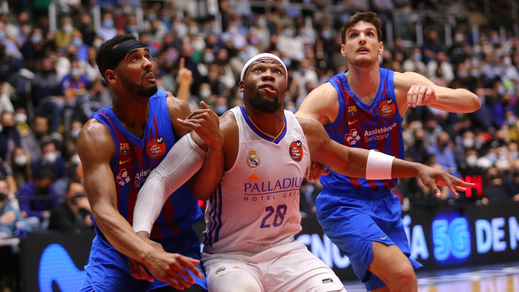 Yabusele pelea un rebote con Brandon Davies y Sergi Martínez