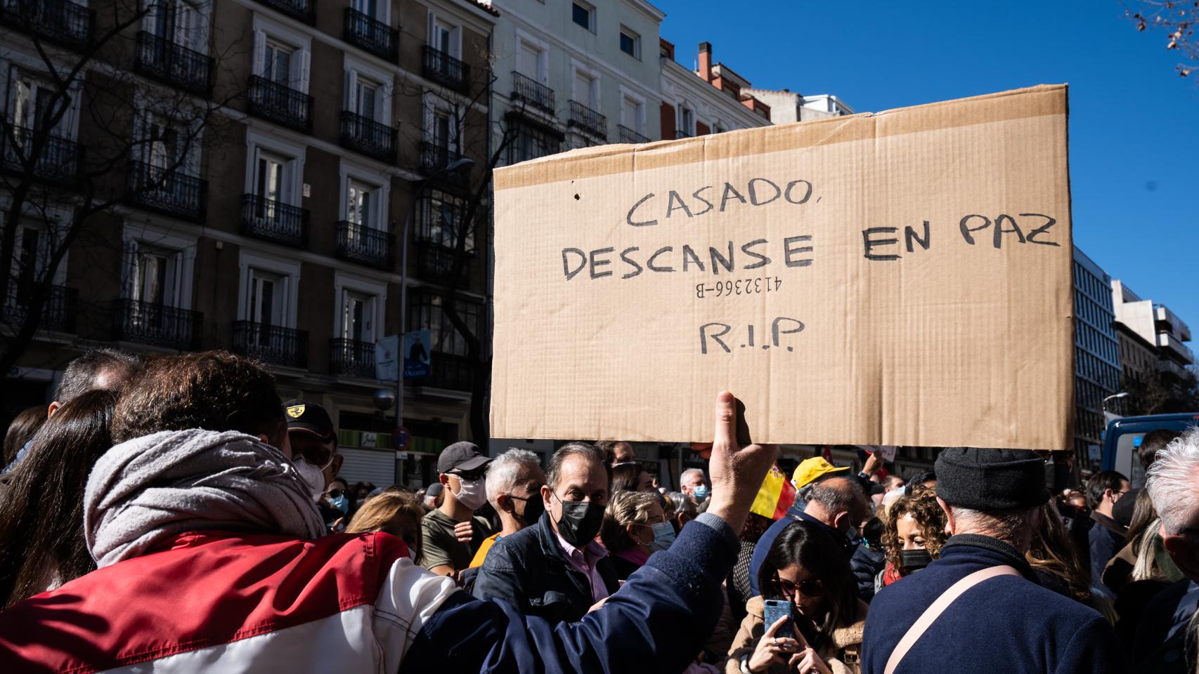 Miles de manifestantes pro Ayuso piden la dimisión de Pablo Casado en Génova 13.