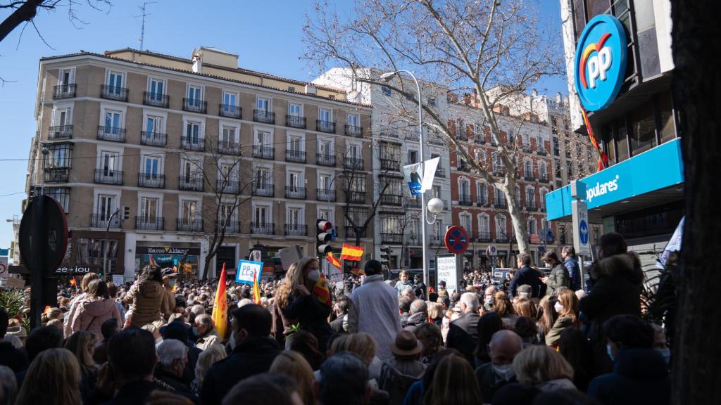 Miles de manifestantes pro Ayuso piden la dimisión de Pablo Casado en Génova 13.