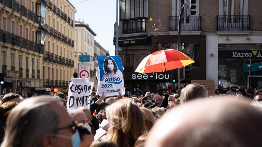 Miles de manifestantes pro Ayuso piden la dimisión de Pablo Casado en Génova 13.