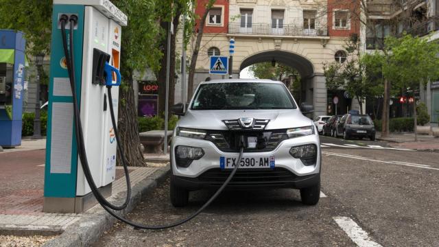 Los coches con etiqueta cero no pagan en las zonas de estacionamiento regulado de Madrid y Barcelona.