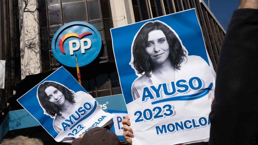 Manifestación ayusista a las puertas de Génova 13 contra Casado.