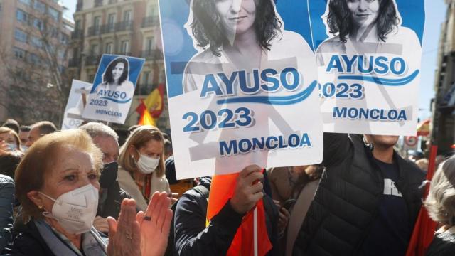 Concentración a favor de Isabel Díaz Ayuso en las puertas de Génova.