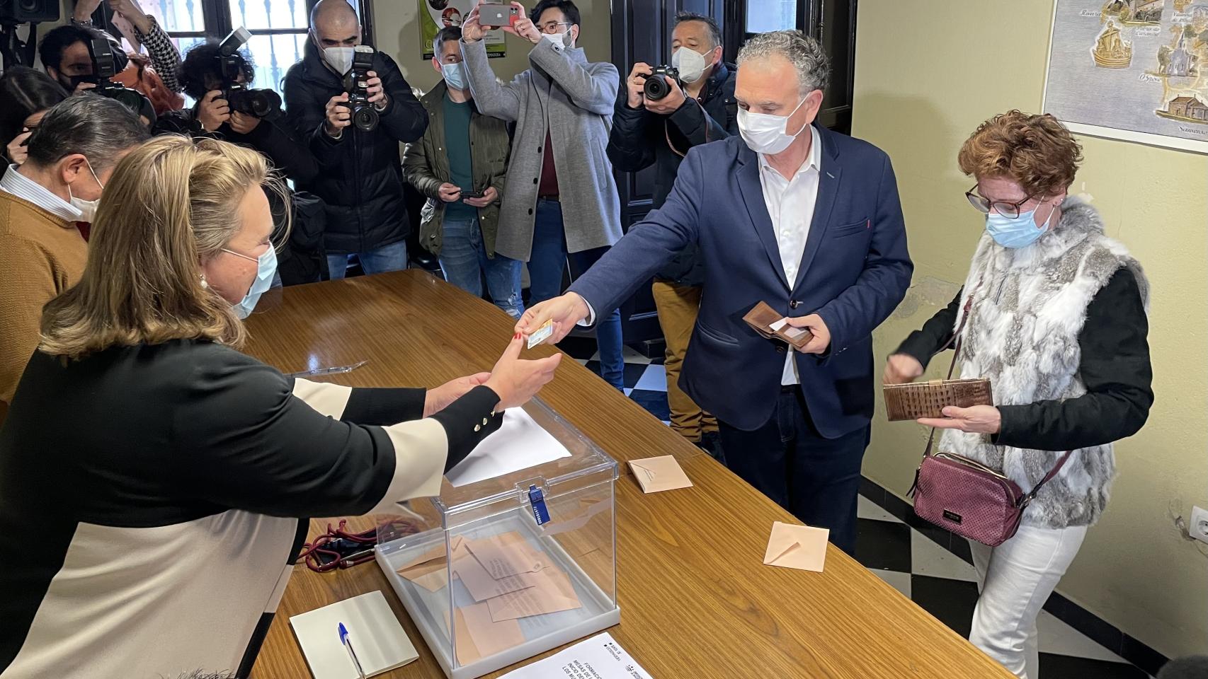 El alcalde de Don Benito vota por el sí.