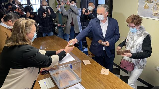 El alcalde de Don Benito vota por el sí.