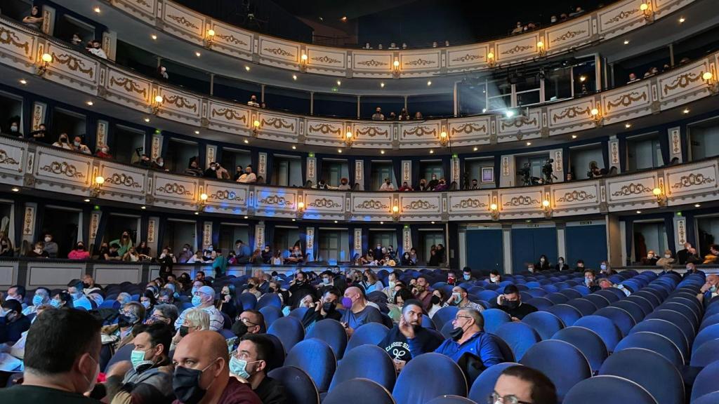 El teatro, con la mitad del aforo desierto.