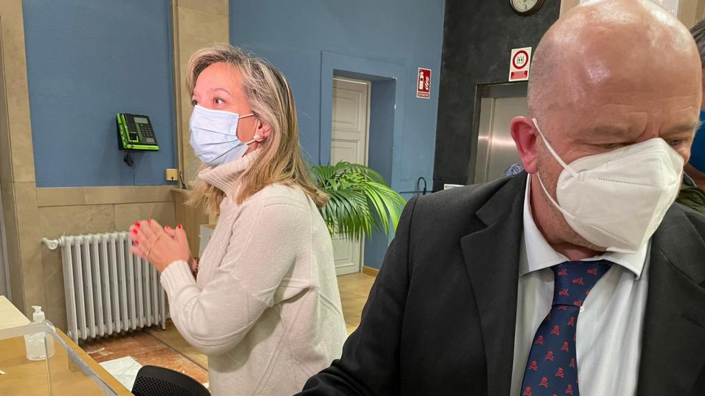 El secretario y la teniente de alcalde durante los tensos momentos vividos.