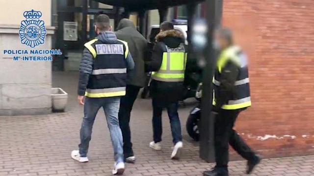 Agentes de la Policía Nacional se llevan detenido a un hombre como presunto autor de un delito de asesinato