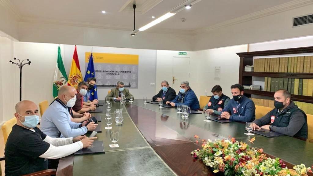 Trabajadores de Santa Bárbara reunidos en la Subdelegación del Gobierno.