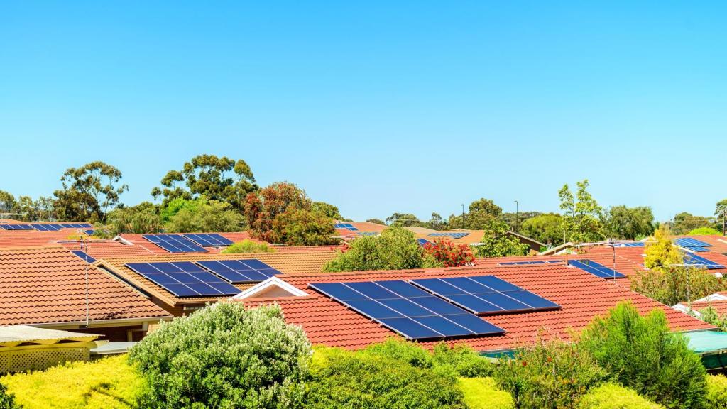 Vista de un vecindario con varios tejados con placas solares