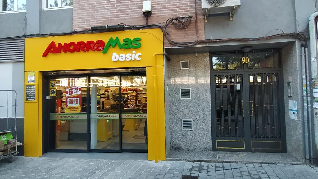 Vista exterior del nuevo Ahorramás Basic, situado en los números 90 y 92 de la Avenida del Manzanares.