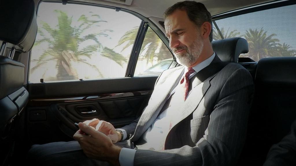 El rey Felipe sentado en un coche oficial.