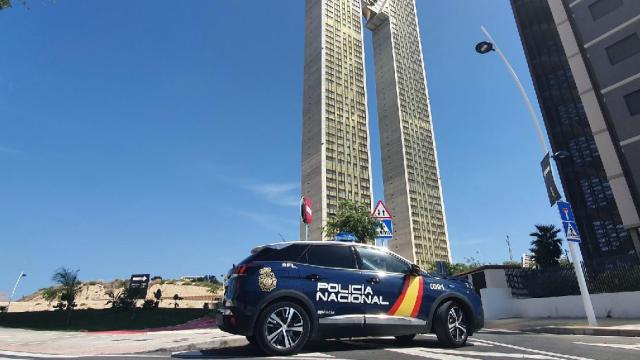 Coche de la Policía Nacional frente al edificio Intempo en Benidorm.