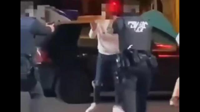 Así ha sido la detención de un joven tras intentar agredir a otros con su navaja en un discoteca de Elche