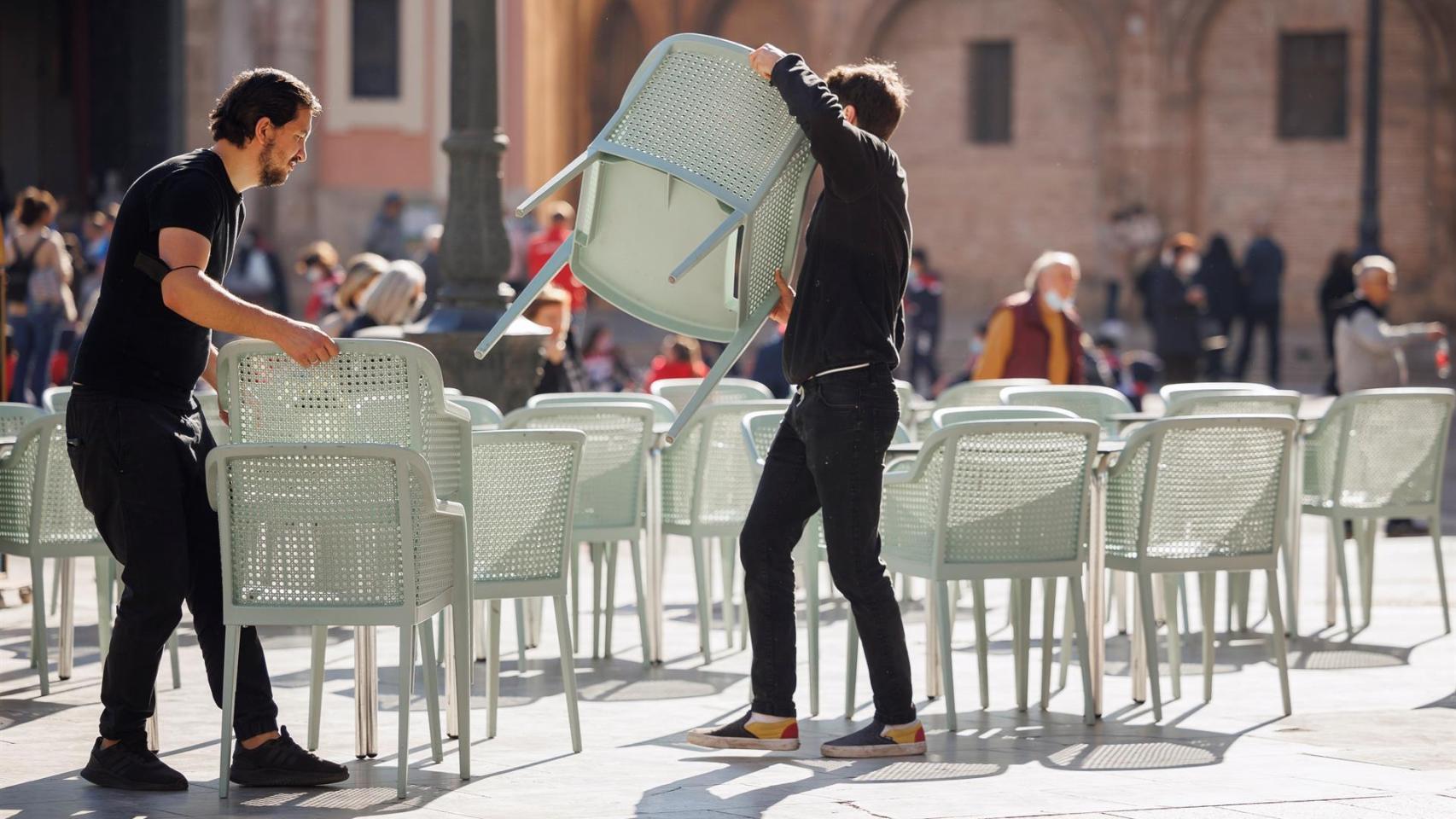 Unos camareros montan una terraza, este lunes en la Comunidad Valenciana.