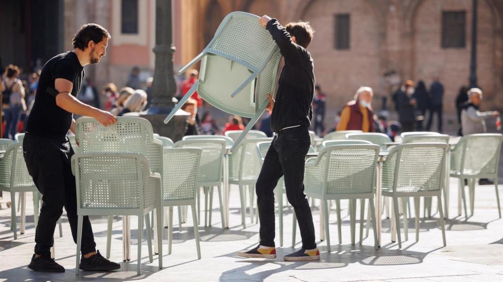 Unos camareros montan una terraza, este lunes en la Comunidad Valenciana.