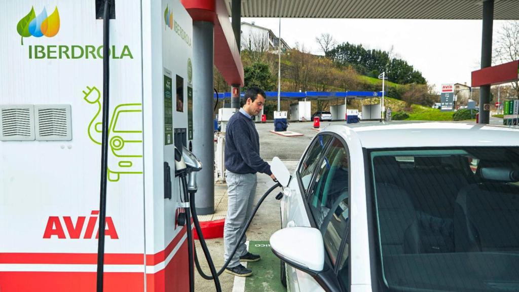 Punto de recarga de Iberdrola en una estación de Laguna de Duero