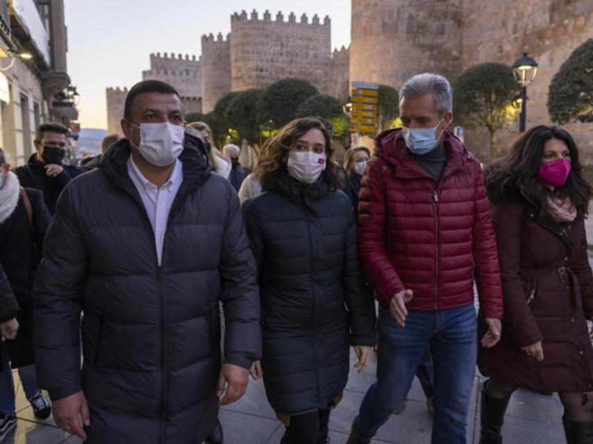 El presidente del PP de Ávila, Carlos García, pasea por las calles de la capital abulense con la presidenta madrileña, Isabel Díaz Ayuso, durante la campaña electoral.