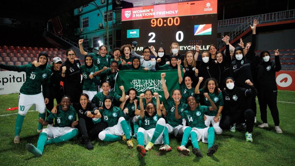 La selección de fútbol femenino de Arabia Saudi celebra su primera victoria oficial