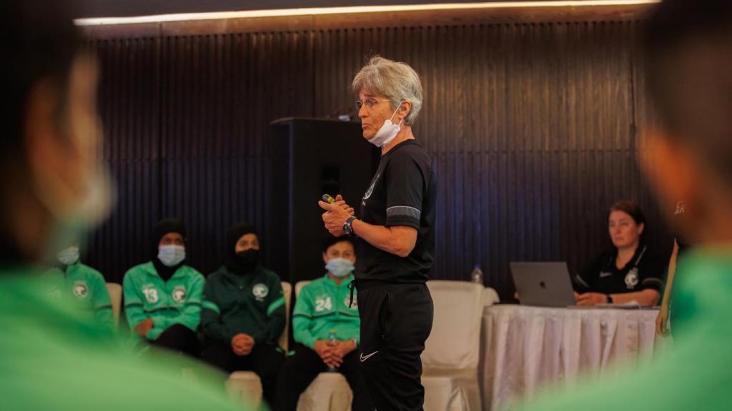 Monika Staab, seleccionadora femenina de Arabia Saudí, dando una charla a sus jugadoras