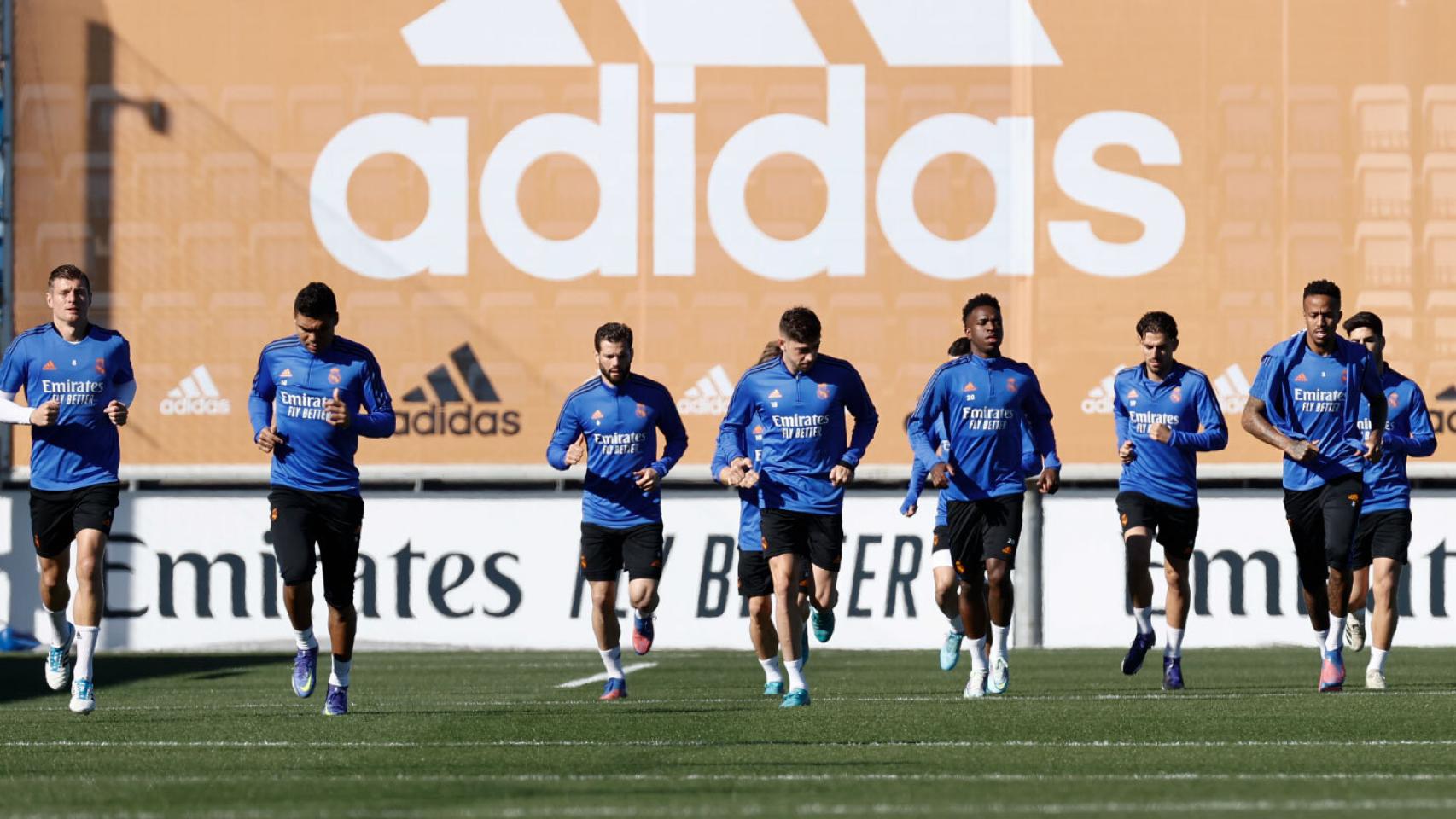 Toni Kroos, Casemiro, Nacho Fernández, Fede Valverde, Vinicius Júnior, Dani Ceballos y Eder Militao hacen carrera continua.