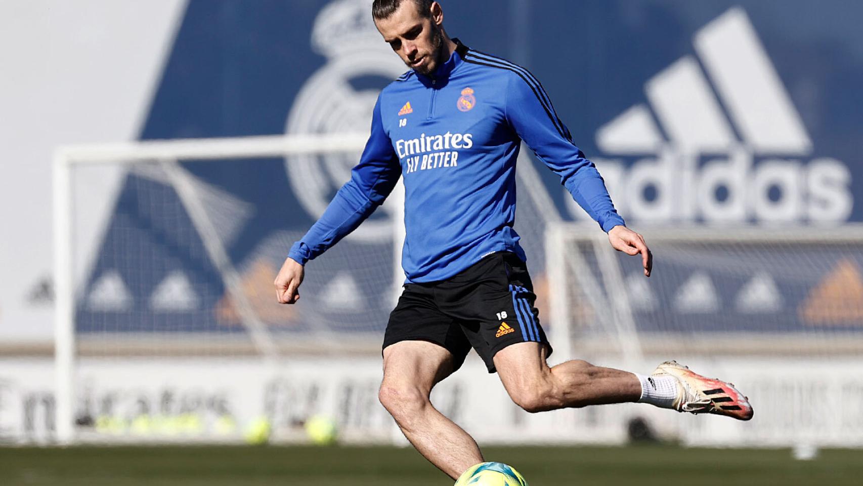 Gareth Bale, golpeando la pelota.