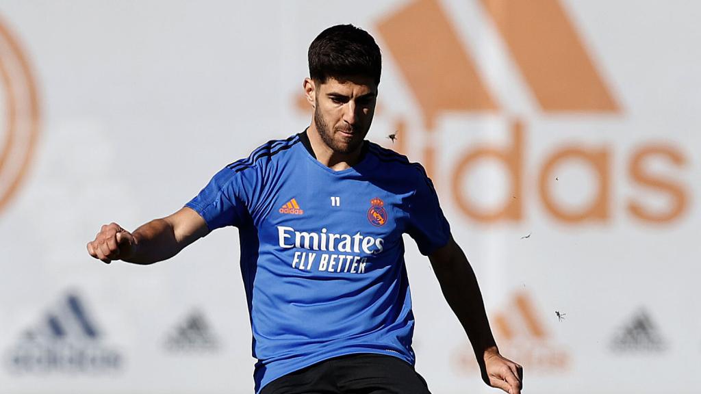 Marco Asensio golpea el balón.