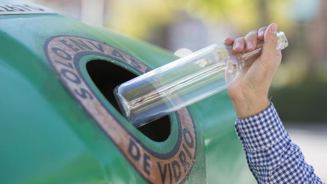 Los españoles reciclan 884.000 toneladas de envases de vidrio en 2021