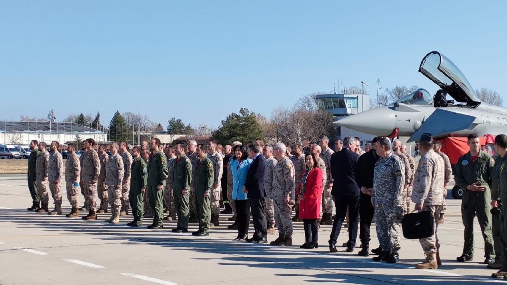 Margarita Robles visita el destacamento español desplegado en la base 'Graf Ignatiev'. EP