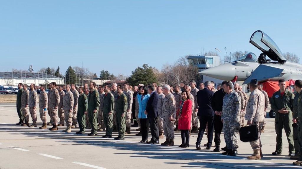 Margarita Robles visita el destacamento español desplegado en la base 'Graf Ignatiev'. EP