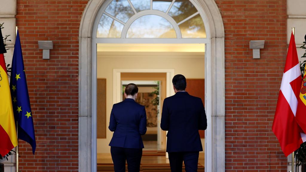 Mette Frederiksen, primera ministra de Dinamarca, y Pedro Sánchez, su anfitrión en Moncloa.