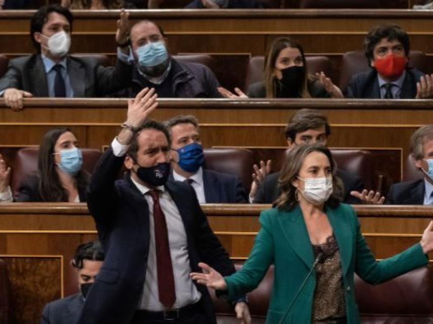 Alberto Casero, con gafas, detrás de García Egea protestando por la votación de la reforma laboral el pasado 3 de febrero.